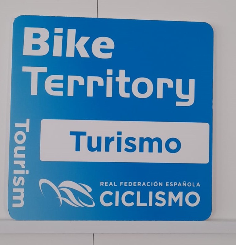 El Ayuntamiento de Mojácar continúa impulsando su estrategia de promoción del turismo deportivo con la instalación de las placas identificativas de Bike Territory en cinco establecimientos del municipio