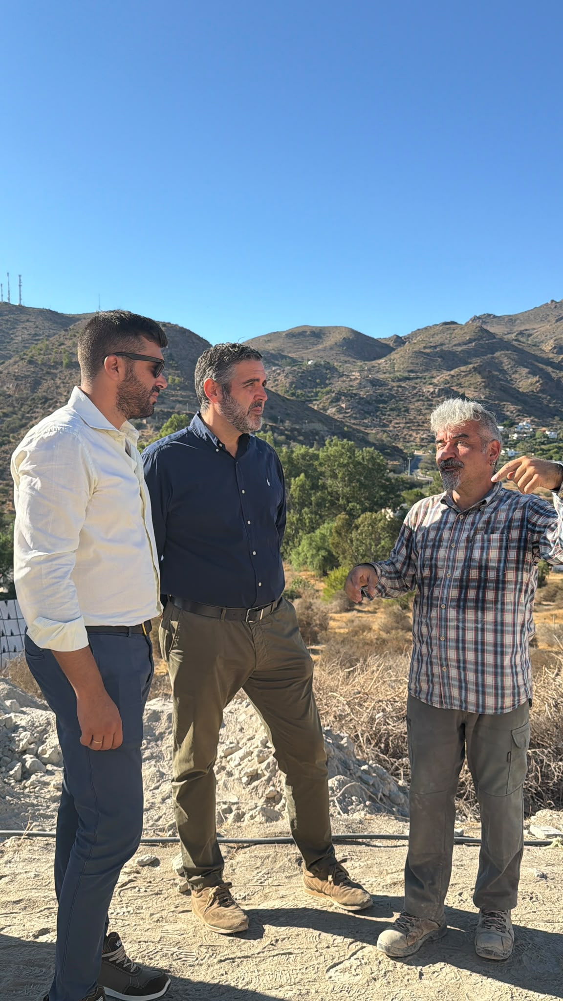 Los trabajos han sacado a la luz nuevas calles y viviendas, cinco piezas cerámicas completas y restos textiles del siglo XIII