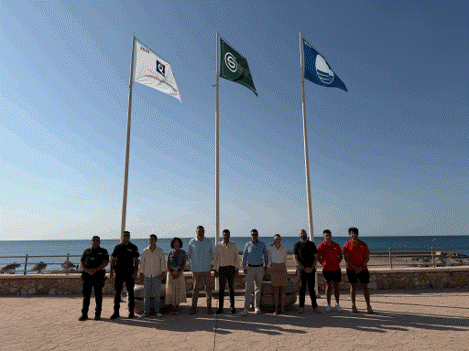El Ayuntamiento de Mojácar ha celebrado el acto oficial de izado de las seis Banderas Azules que ondearán este verano en las playas de Marina de la Torre, El Descargador, Piedra Villazar, El Cantal, Lance Nuevo y Venta del Bancal–Ventanicas. 
